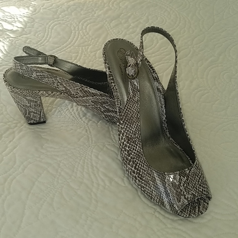 Nwot Essence by Aetrex Size 9 1/2 Shoes